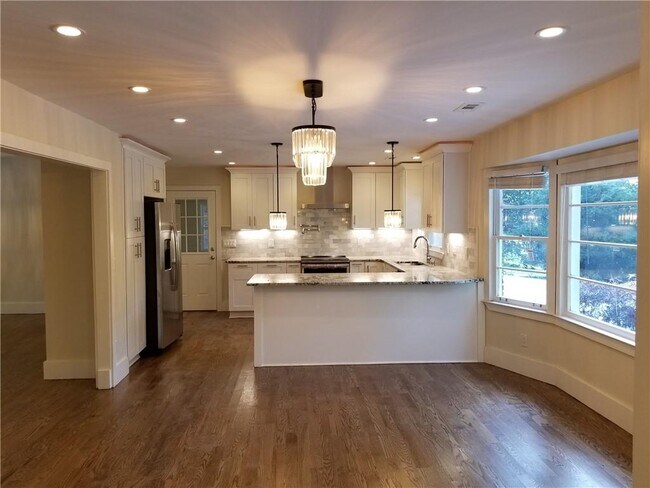 Building Photo - 408 Tall Oaks Dr NE