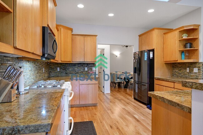 Foto del edificio - "Spacious 4-Bedroom Retreat with 4.5 Baths in Scenic Snohomish - Your 4400 Sq Ft Haven Awaits!"