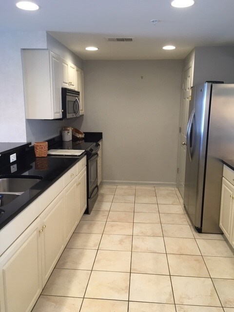 Building Photo - 3113 River Dr