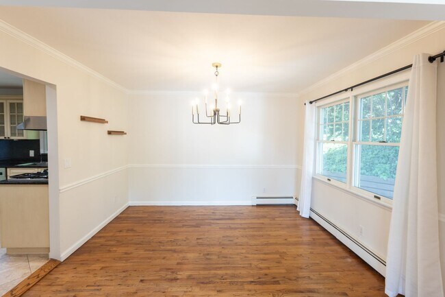 Building Photo - Spacious 4 - Bedroom, 2 Bathroom (Full Hou...