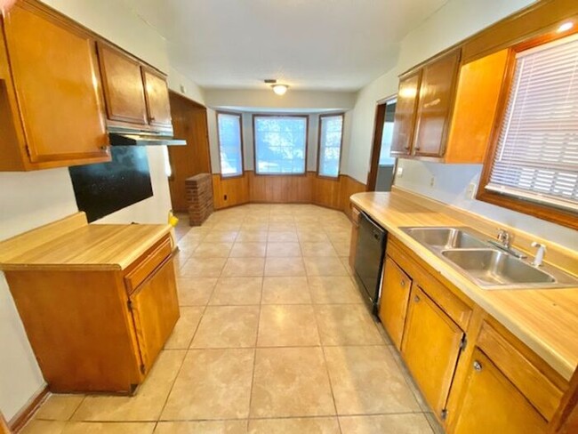 Building Photo - Now Leasing a spacious 4-bedroom 2 bath ho...