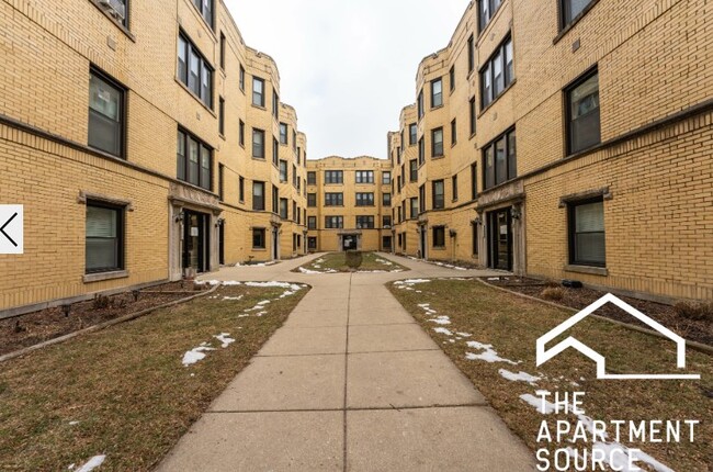 Photo - 3817 N Greenview Ave Apartment