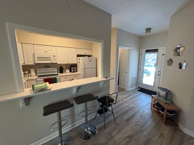 Building Photo - 2 Bed 2 Bath Townhouse