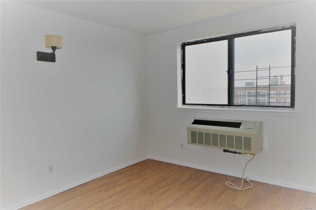 Building Photo - 144-28 Barclay Ave