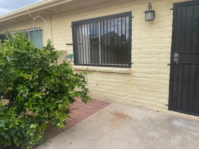 Building Photo - Cute 2 bedroom townhome