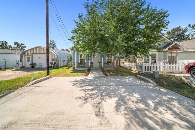 Foto del edificio - Welcome to this charming Craftsman-style r...