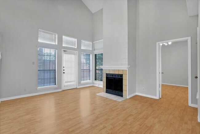 Building Photo - Beautiful 2 Bedroom, 2 bath condo in centr...