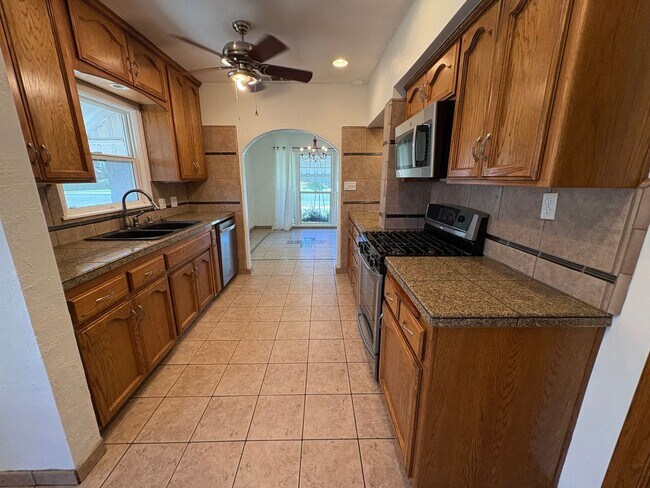 Building Photo - Charming home near down town Visalia Rent ...