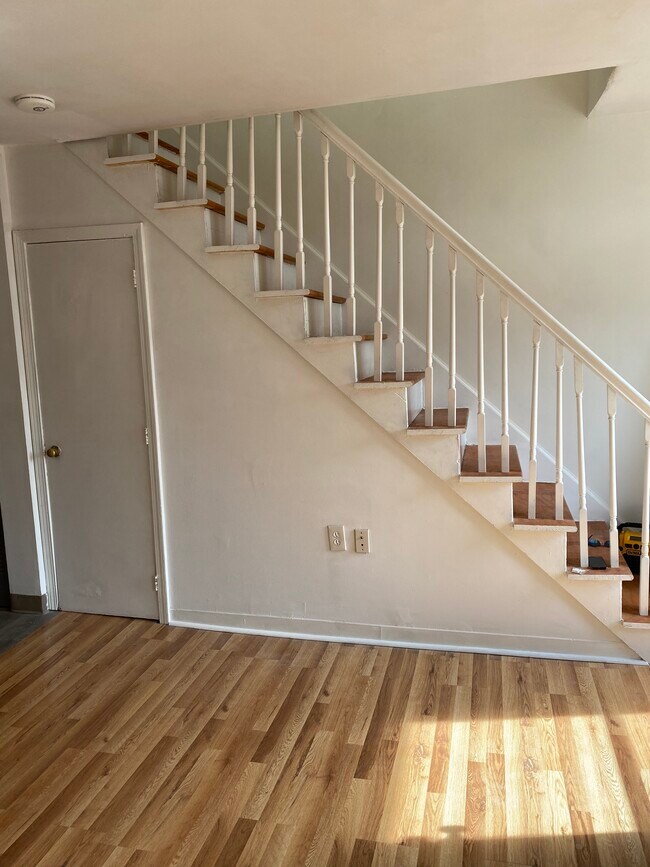 Escaleras del primer piso y puerta de entrada al sótano - 36 Cork St