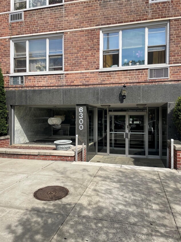 Foto principal - 6300 Riverdale Ave