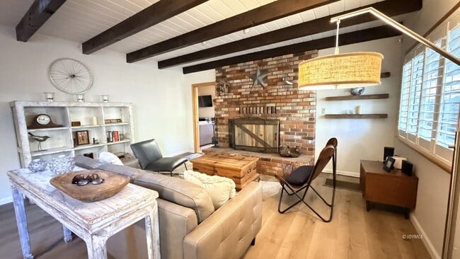 Building Photo - Large Home with Views