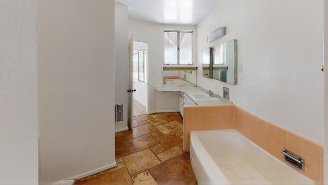 Building Photo - 5001 Rockford Dr