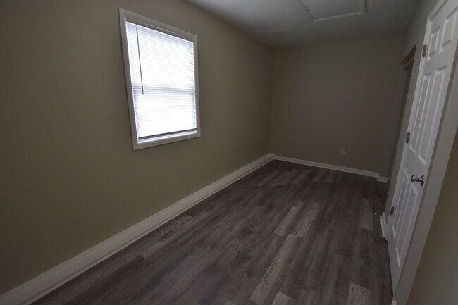 Building Photo - 3 Bedroom, 1 Bath Ranch in Greenfield