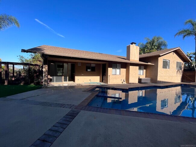 Building Photo - 1861 Vista Grande Rd
