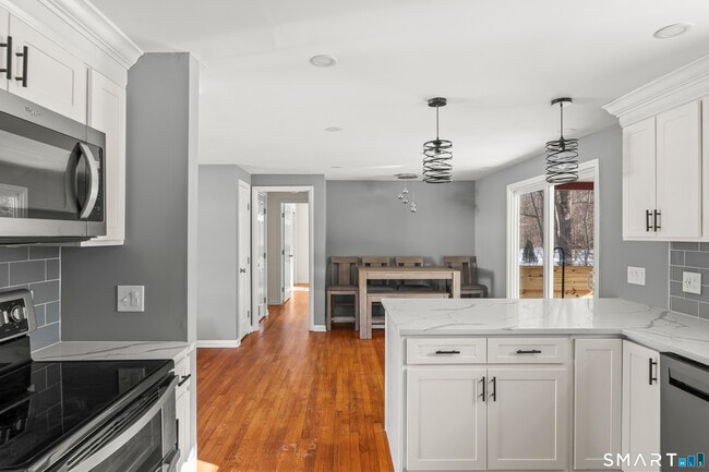 Building Photo - 17 Champlain Dr