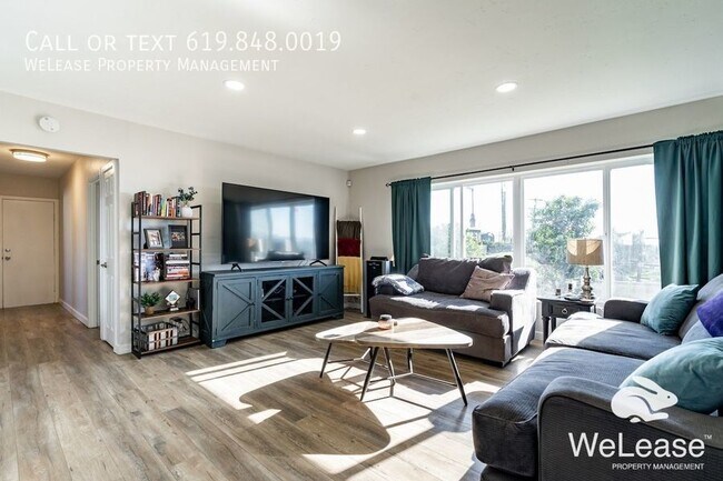 Building Photo - Cozy and Bright with amazing views!