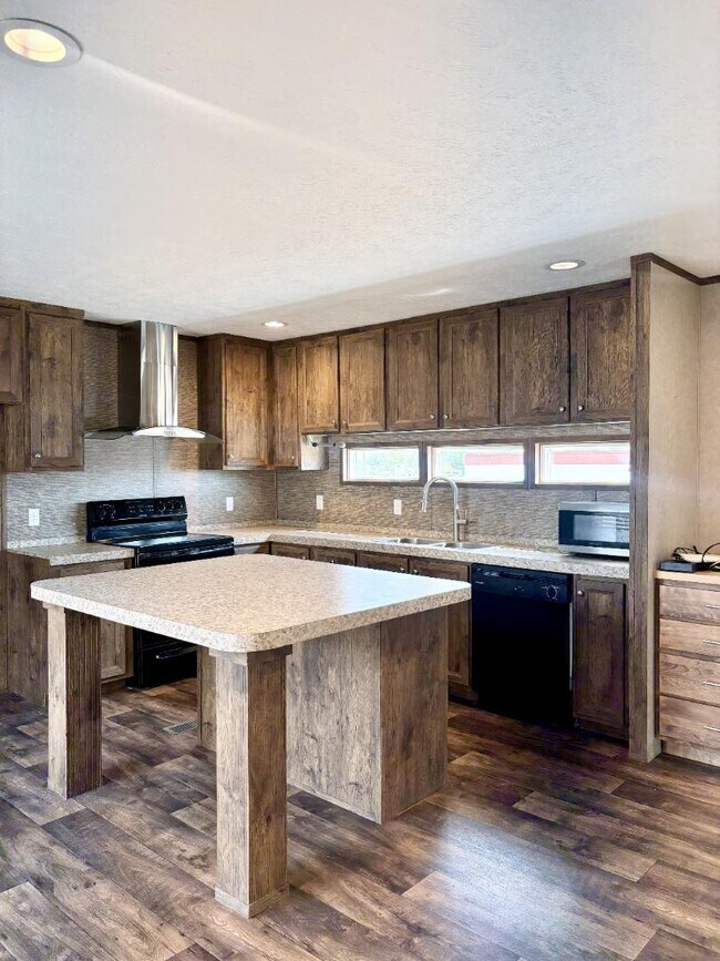 Building Photo - 150 Private Road 1610
