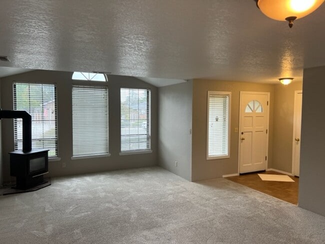 Building Photo - SINGLE LEVEL 3 BEDROOM HOME, FENCED IN YARD