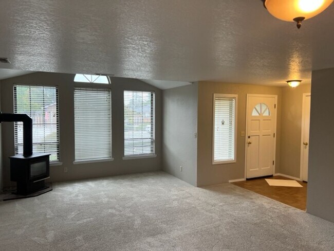 Foto del edificio - SINGLE LEVEL 3 BEDROOM HOME, FENCED IN YARD