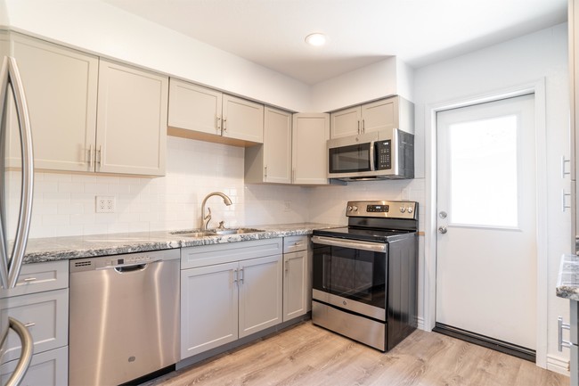 Foto del edificio - 6713 E Cheery Lynn Rd