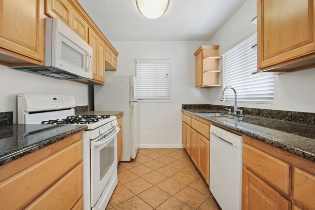 Foto del edificio - 1975 S Beverly Glen Blvd