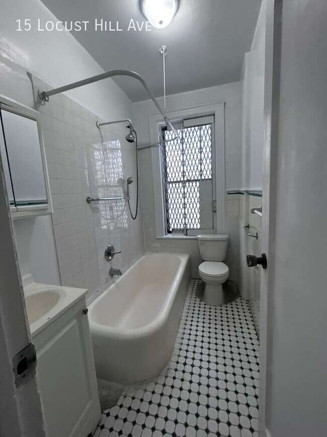 Foto del edificio - 15 Locust Hill Ave