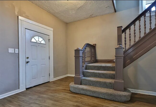 Foto del edificio - Bright 4-Bed Home with Fenced Yard, Central HVAC, and 3 Finished Levels