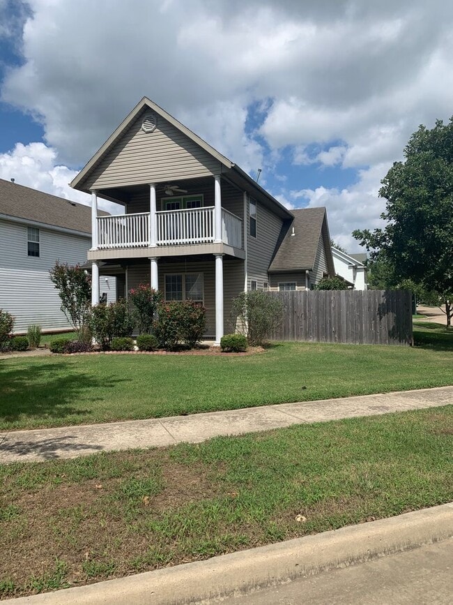 Building Photo - Charming 3 Bedroom 3 Bath Home For Rent