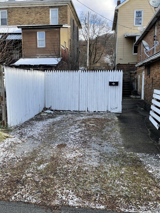 Foto del edificio - 456 Woodlane Ave