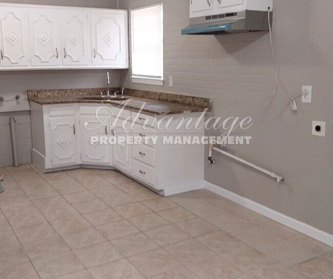 Building Photo - Newly Painted 4 Bed / 1.5 Bath in Westwood...