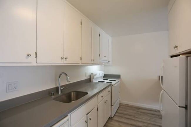 Building Photo - Contemporary, third floor 1BR/1BA, H/W Flo...