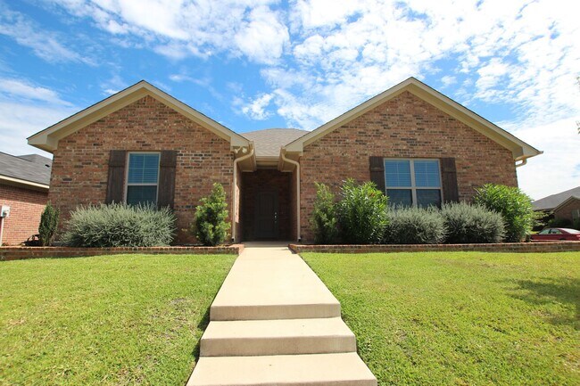 Building Photo - Beautiful 3 Bedroom 2 Bath Coming Soon in ...