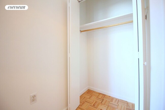 Foto del edificio - 301 W 21st St