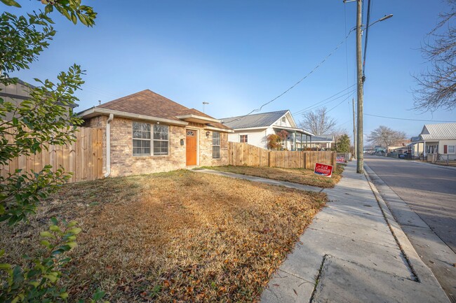 Building Photo - 3 Bedroom 2 Bath Home Biloxi