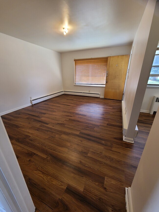 Building Photo - Burton 6-Plex