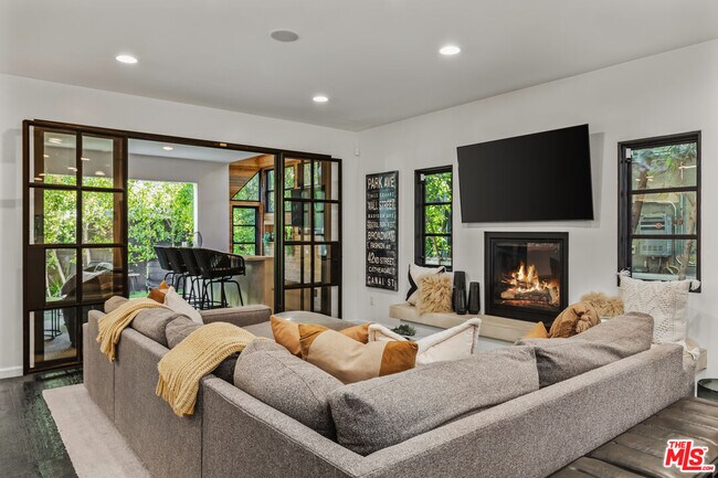 Foto del edificio - 3159 Thatcher Ave