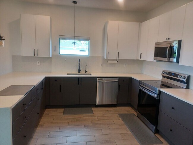 Foto del edificio - Available Now: Spacious 3 Bedroom / 2 Bathroom With a Large Fenced Yard