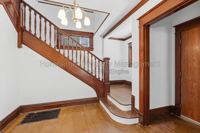 Building Photo - 1128 W Spofford Ave