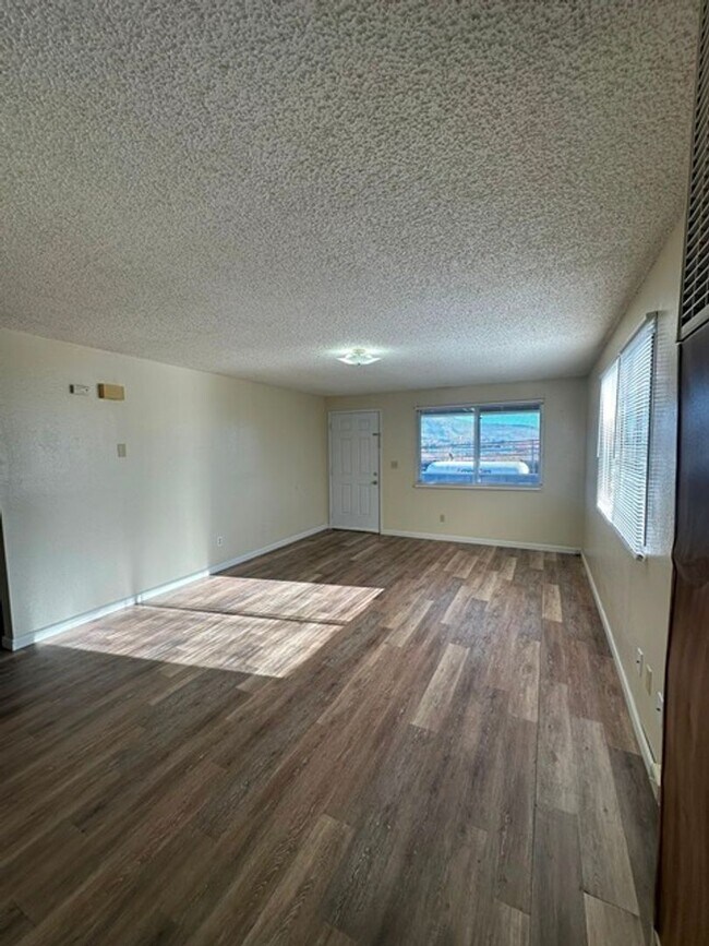 Foto del edificio - 2 Bedroom Upstairs Unit in 4-Plex