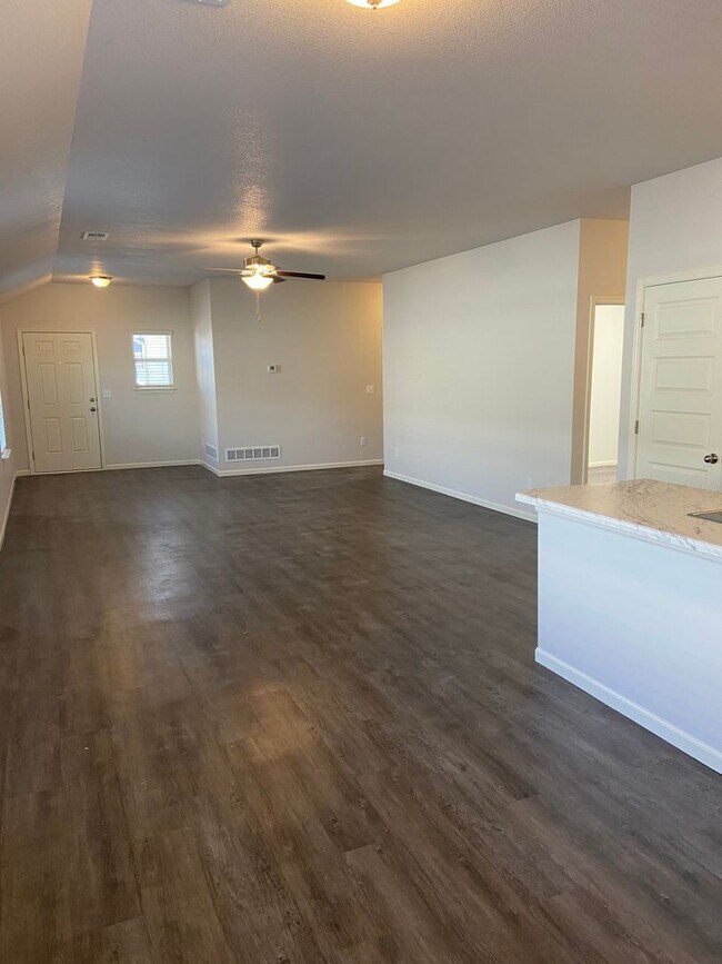 Building Photo - AVAILABLE NOW!! Three Bedroom | Two Bath Home in Oak Woods
