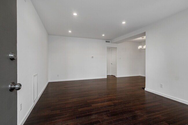 Building Photo - 1055 S BEDFORD St