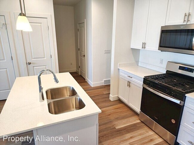 Building Photo - 3 br, 3.5 bath House - 1082 E. 2040 S. #18