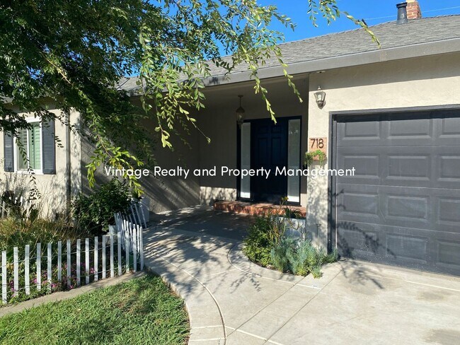 Foto del edificio - Move In Special!! Back On The Rental Market Great Single Story Three Bedroom Home!!!