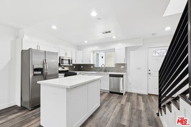 Foto del edificio - 17610 Sherman Way