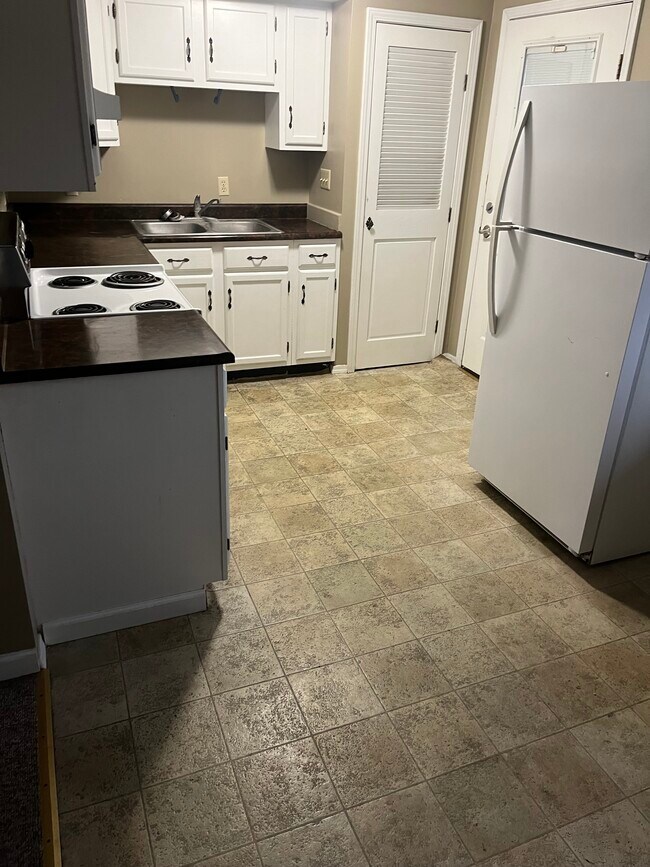 Kitchen - 302 E Mefford St
