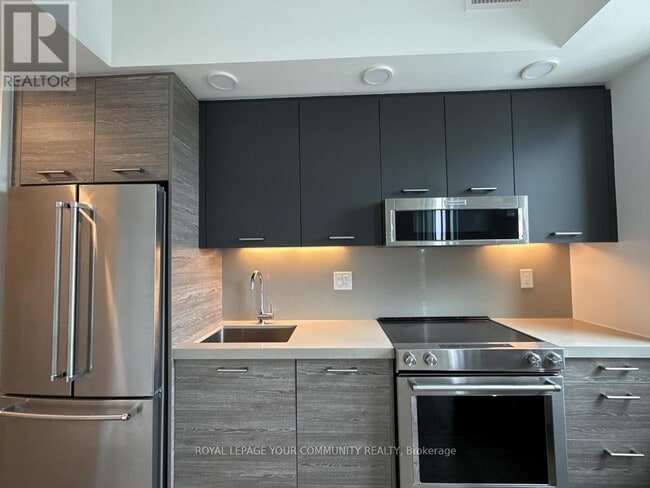 Building Photo - 484 Spadina Ave.