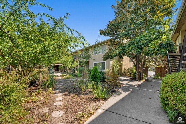 Building Photo - 1965 Ascot Dr