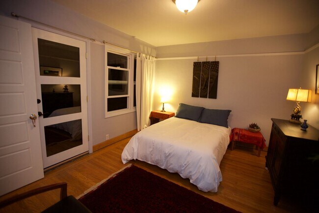 Building Photo - Furnished Home in Quaint JC Neighborhood!