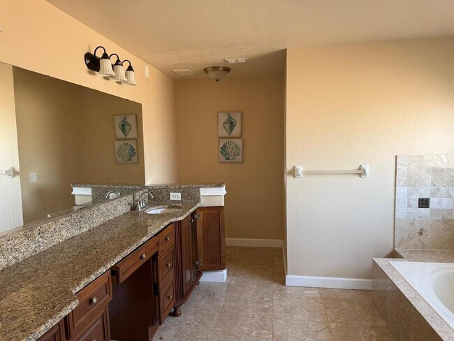 Building Photo - 3208 Fairfield Dr