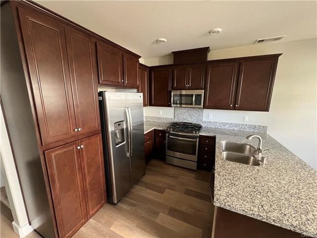 Building Photo - Well-maintained 2 bedroom, 2 bath condo with a loft